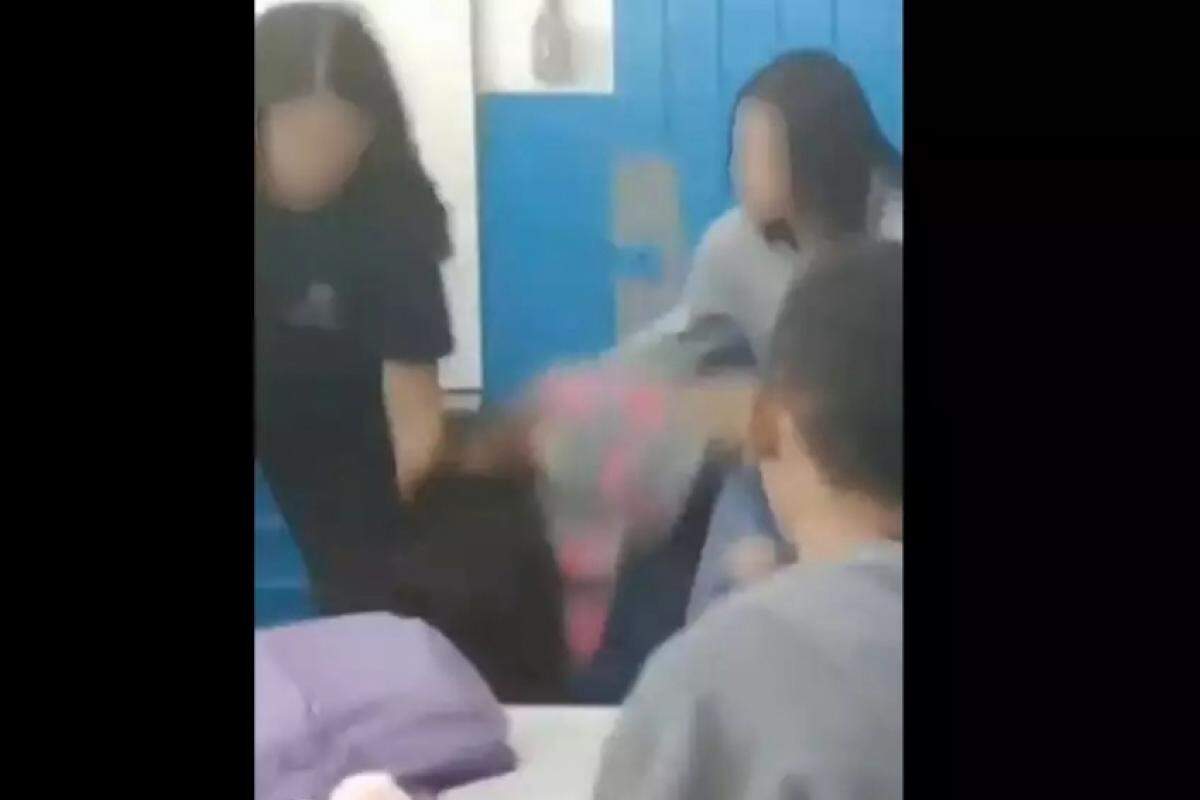Jovens durante briga na escola 