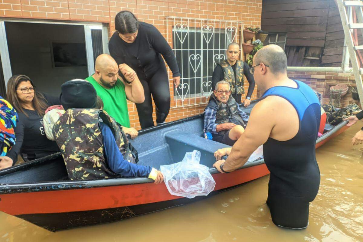 Militares do Grupo de Segurança e Defesa resgatam família em Canoas