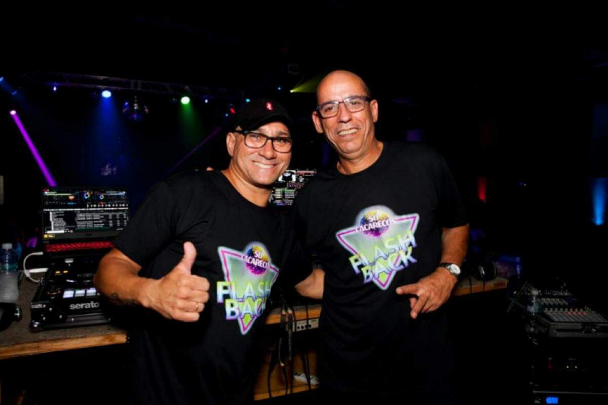 Da esquerda para direita, os DJs residentes da Só Cacareco Mauro Miranda e Pava