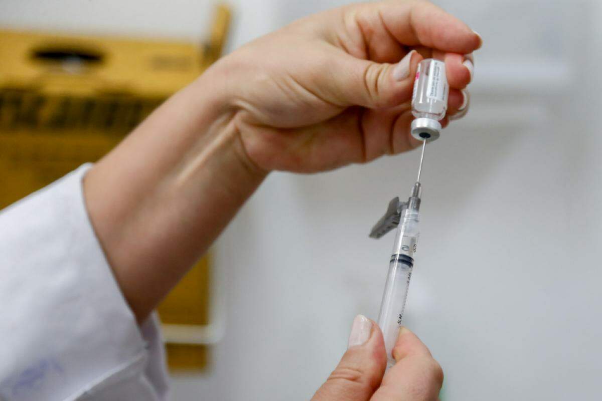 O imunizante é destinado a pessoas de 10 a 14 anos, público que, segundo a pasta, concentra a maior proporção de hospitalização pela doença