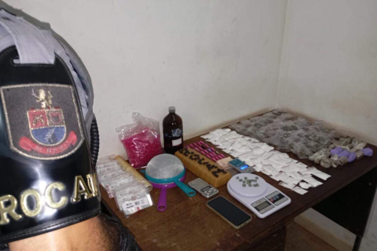 Drogas e materiais para embalagem apreendidos pela Rocam da PM 