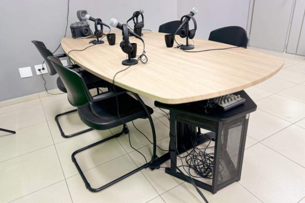 Local tem sala compartilhada e espaço para gravar podcasts