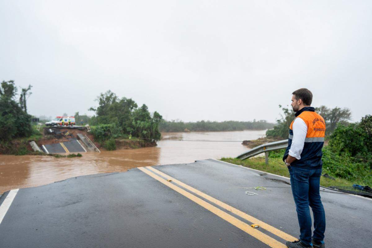 Eduardo Leite observa estrago causado pela chuva em Santa Maria