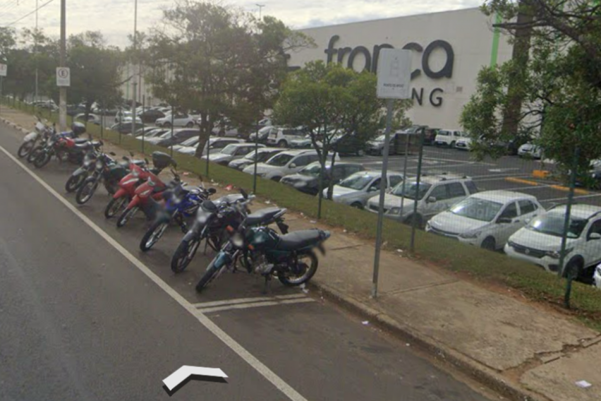 Vítima de furto parou moto do lado de fora do Franca Shopping, em local específico para motos em via pública 