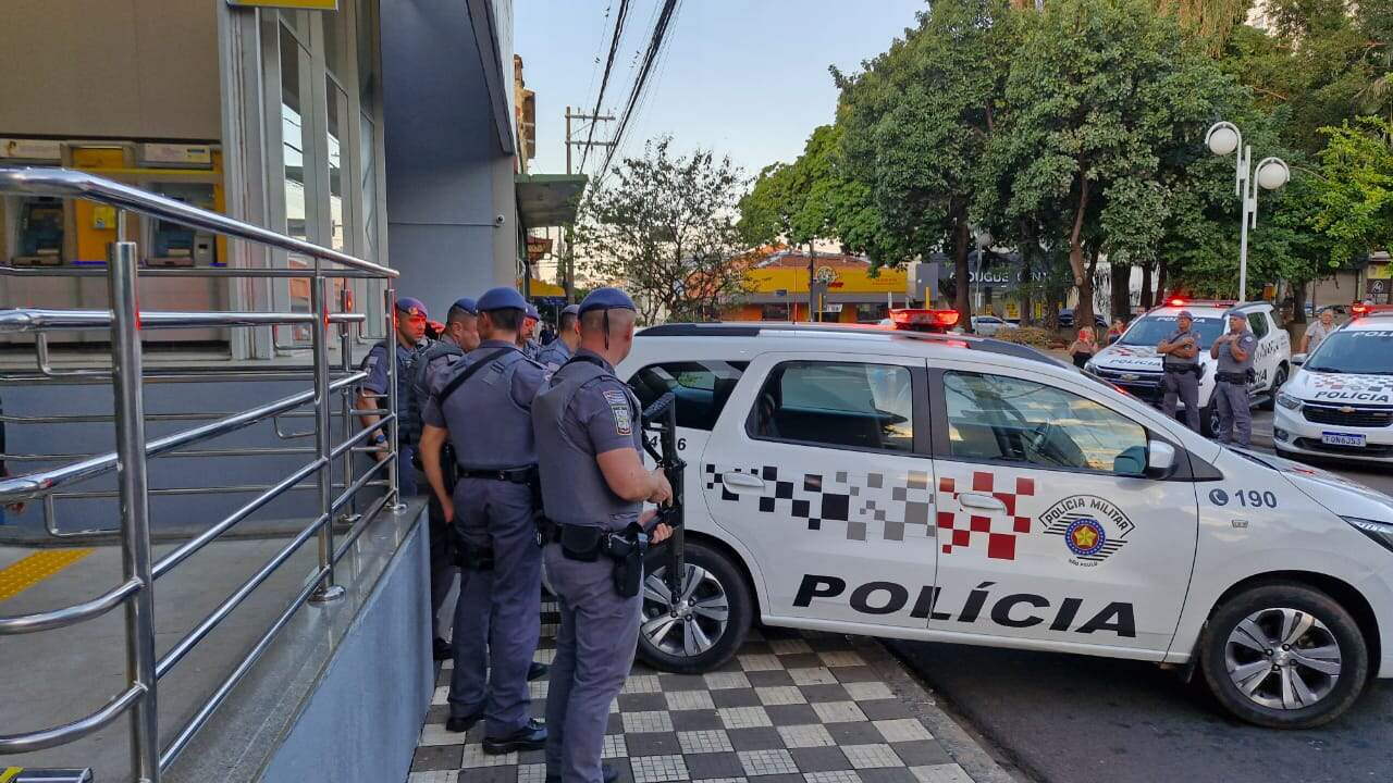 Policiais na agência do Banco do Brasil, no centro de Bauru (Crédito da foto: Tisa Moraes)