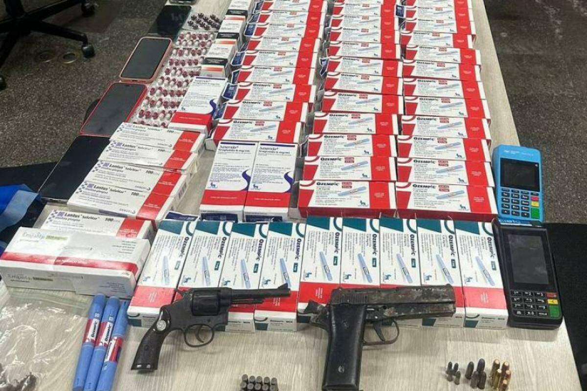 Polícia apreendeu medicamentos, celulares, armas e munições com suspeitos de fazerem parte de quadrilha especializada em roubar remédios de alto custo em SP