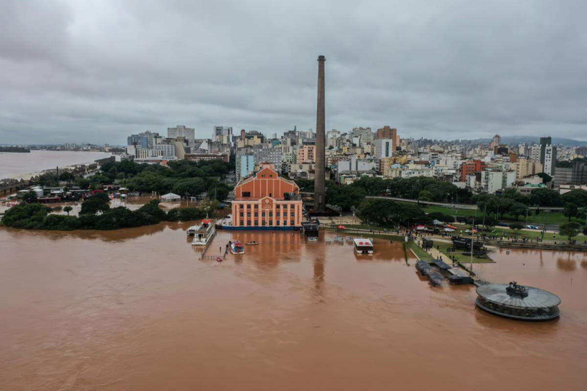 Durante a madrugada desta sexta-feira, o rio Guaíba, em Porto Alegre, atingiu o maior nível desde 1941. O rio chegou a 4,23 metros no cais Mauá