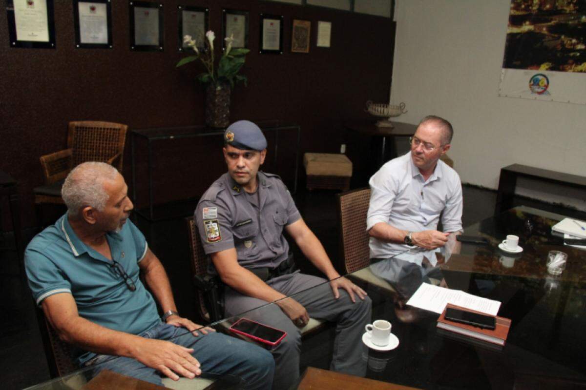 Nelson Penedo do Conseg, o capitão Tiago Francisco dos Santos e Primo Mangialardo, presidente do Conseg