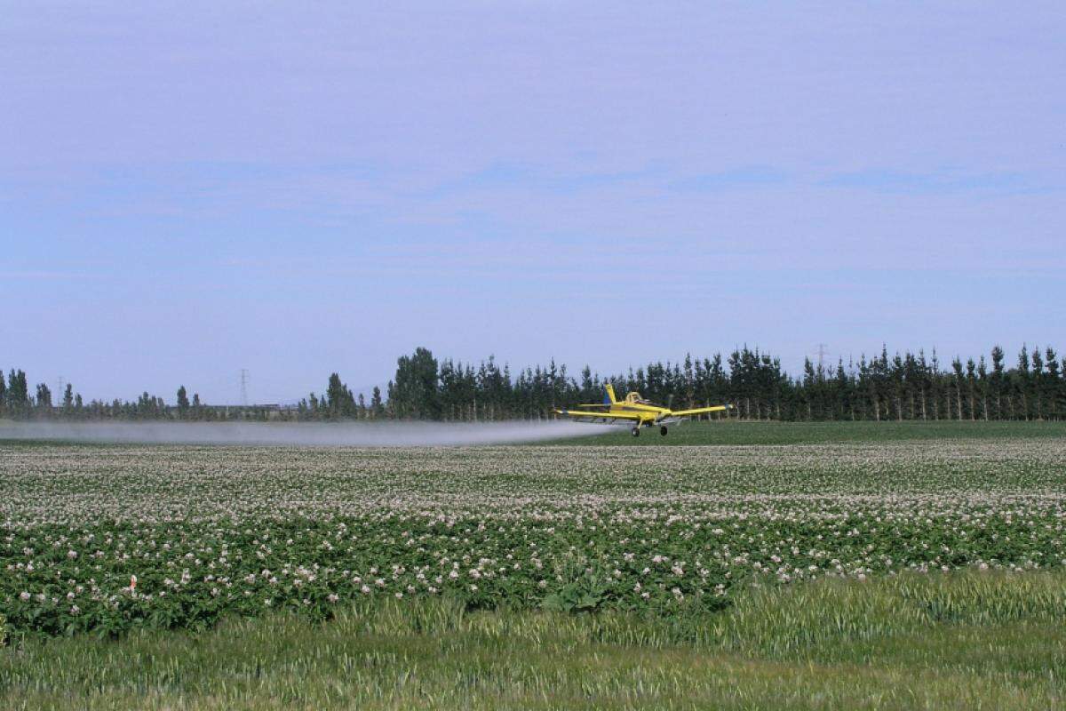 As operações aéreas abrangem as aplicações de defensivos químicos ou biológicos e de fertilizantes, além de semeadura e combate a incêndios em vegetação