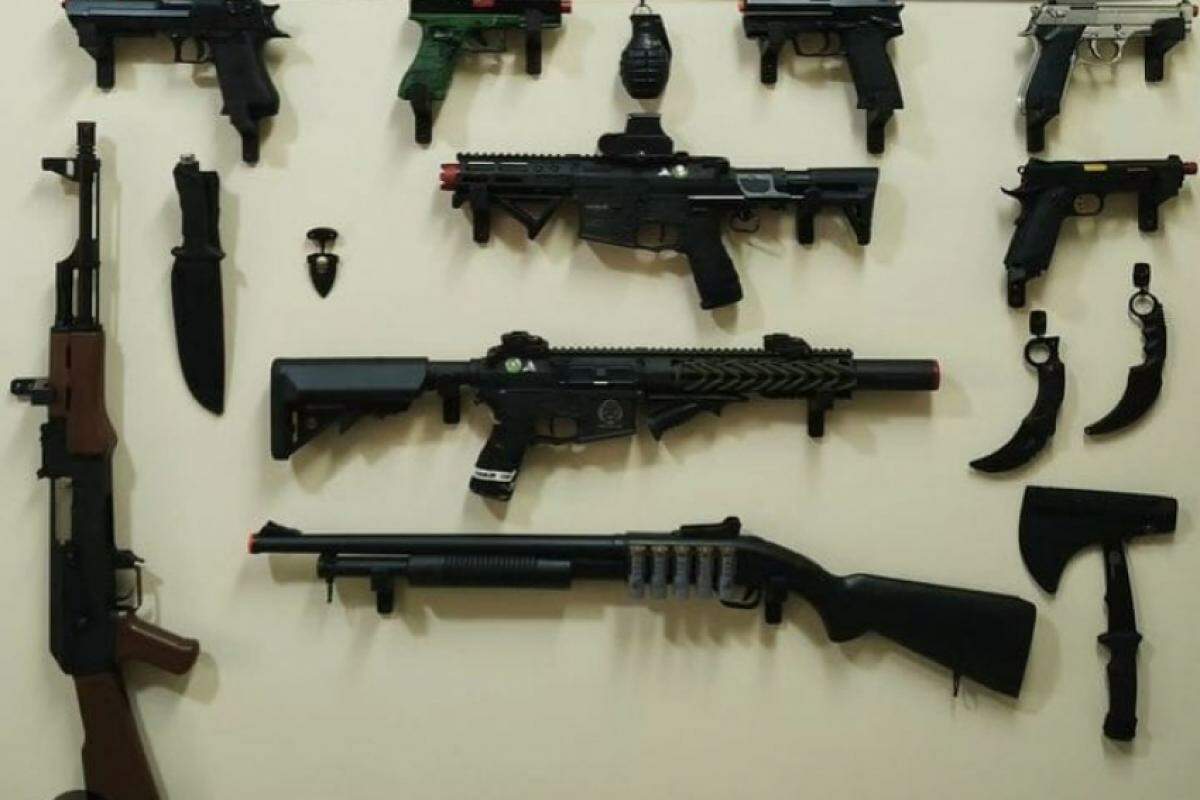 Coleção continha M4 PDW Rossi, M4 Neptune 10 Rossi, AK 47 G&G, Desert Eagle, Glock, USP, 1911 Redwings e 12, além de armas brancas