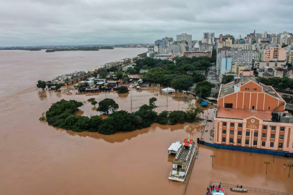 Porto Alegre está nas margens do lago Guaíba, onde desembocam os principais rios que nascem no interior do estado, na área de planalto; rio subiu até 5,33