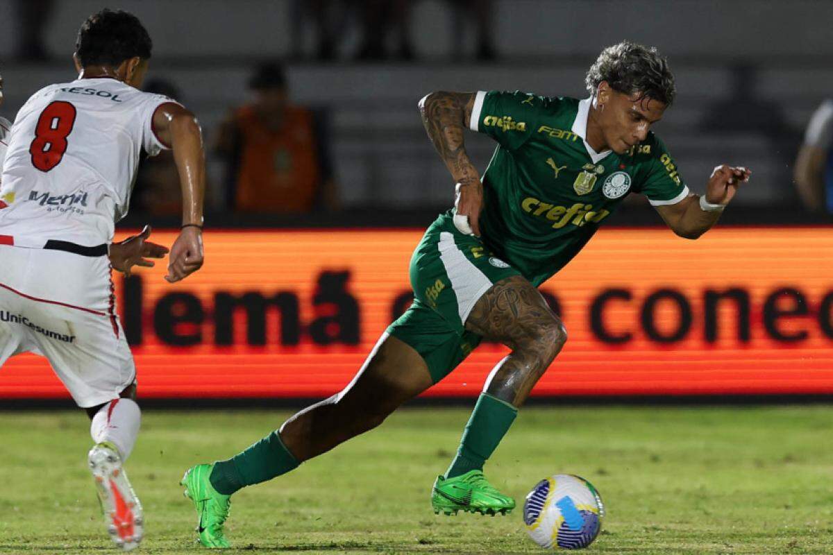 Richard Rios, do Palmeiras, disputa bola em partida válida pela terceira fase da Copa do Brasil no Estádio Santa Cruz