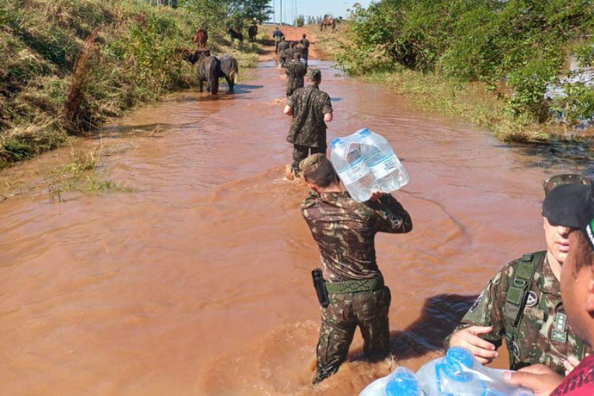 Militares da Marinha levam água potável para desabrigados nos municípios de Eldorado do Sul e Guaíba
