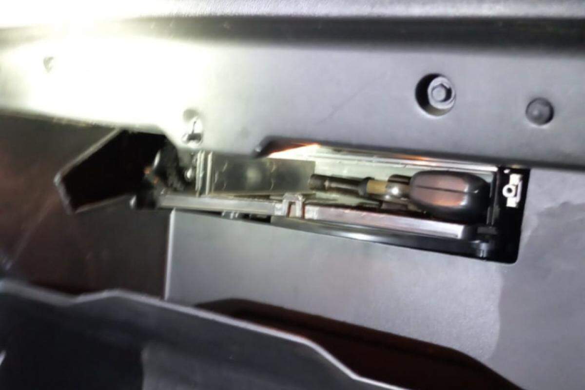 Revólver estava escondido no compartimento do filtro do ar-condicionado, atrás do porta-luvas