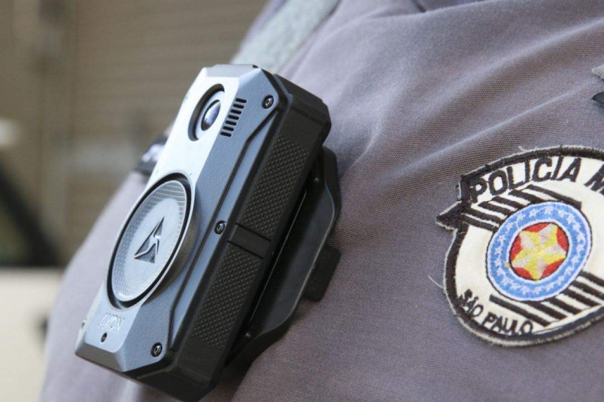 O edital do governo de São Paulo prevê que os próprios policiais militares devem ligar o equipamento, optando por gravar ou não uma ocorrência