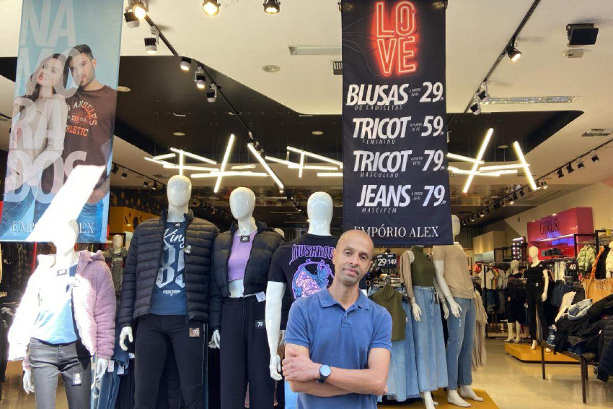 José Adriano Vieira Martins, gerente de uma loja de roupas, percebeu um crescimento nas vendas de presentes