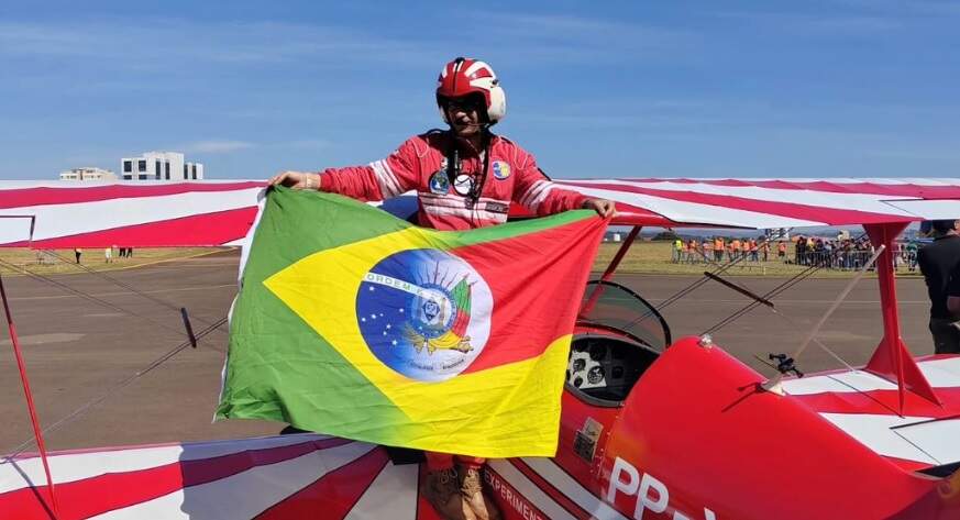 Igor empunhou bandeira do Brasil fundida com a do Rio Grande do Sul, em homenagem à população gaúcha durante o Arraiá Aéreo (Acro Brasil)