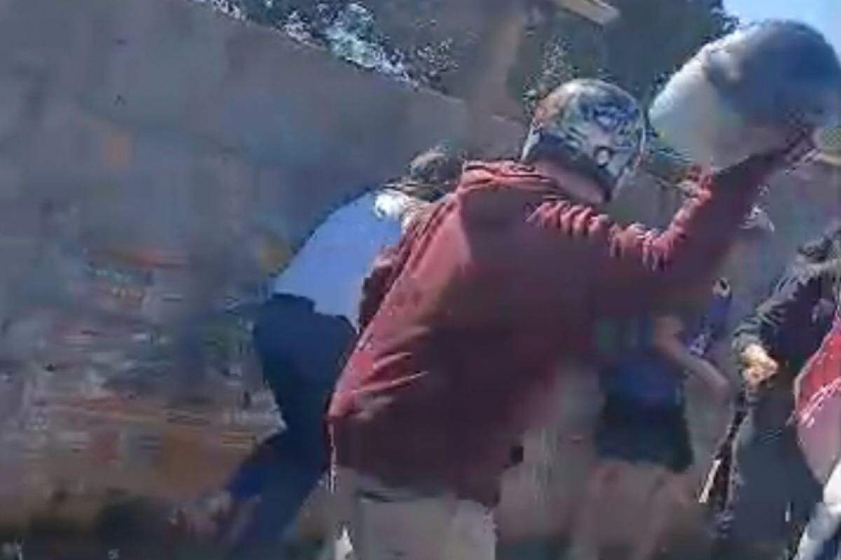 Homem deu várias 'capacetadas' em menina, que desmaia após agressão