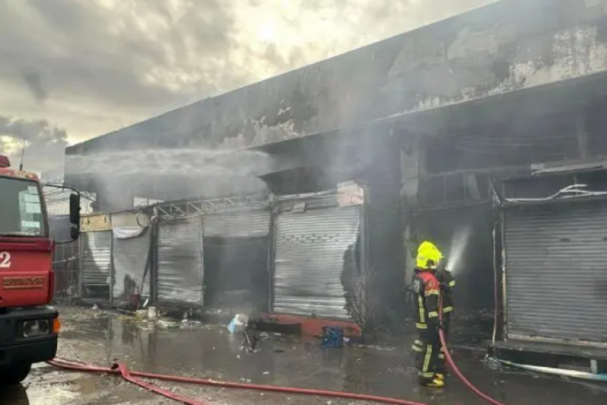O fogo destruiu mais de cem lojas em menos de 30 minutos; bombeiros seguiam com o trabalho de rescaldo nesta manhã
