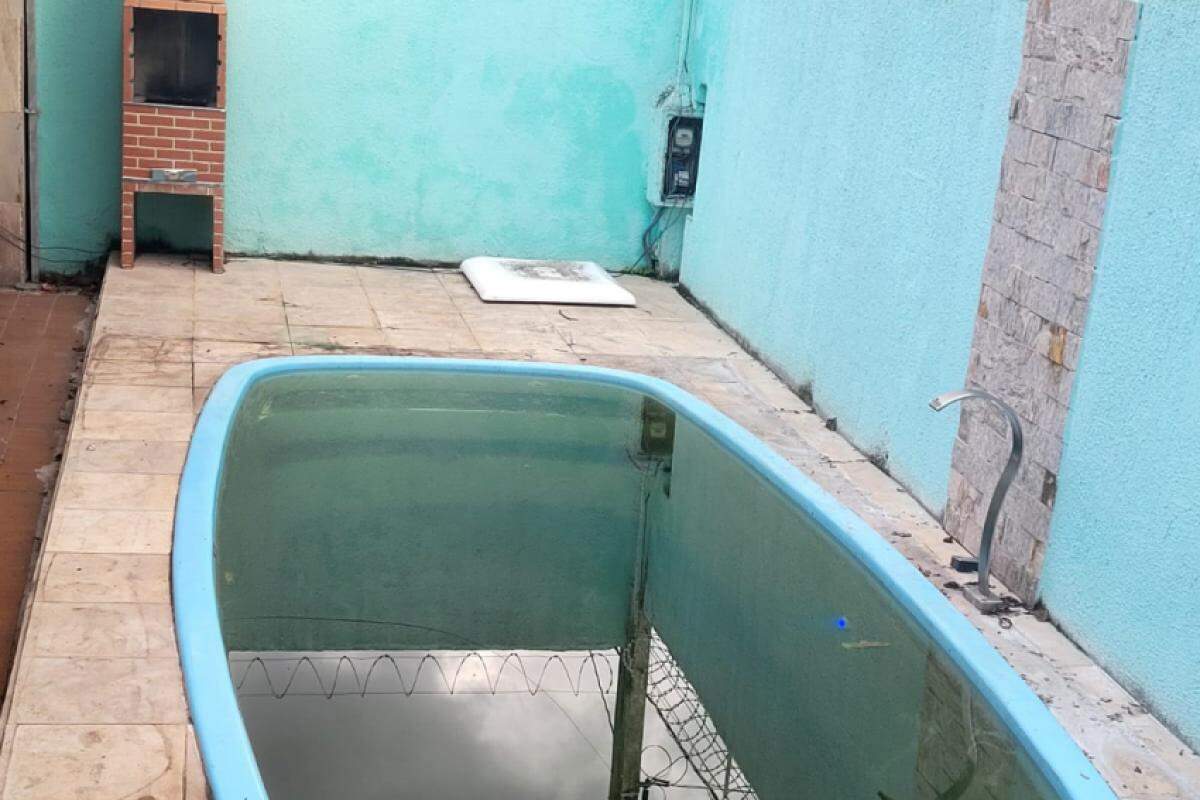 Casa com a piscina abandonada