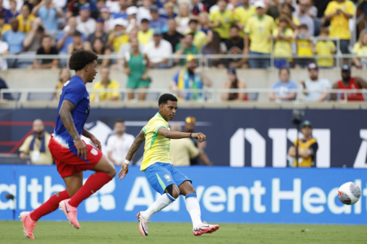 Rodrygo completa para o gol e abre o placar para a Seleção