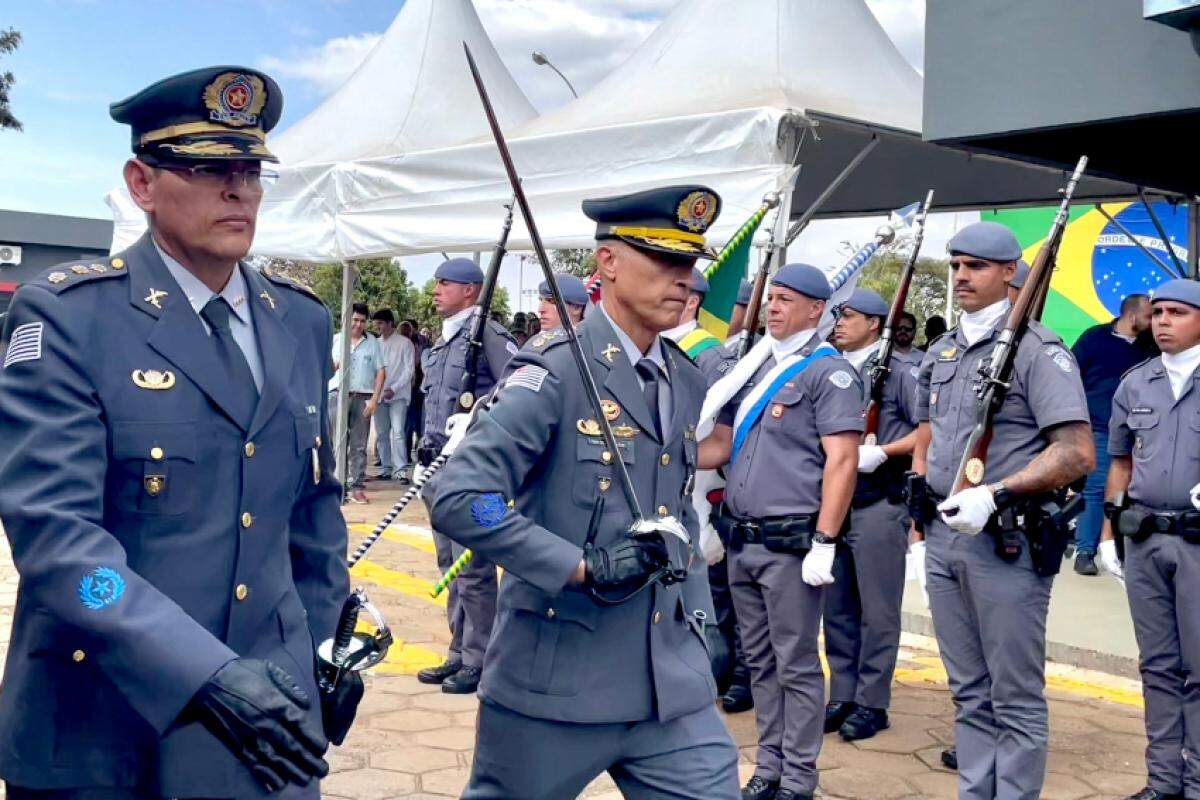 Coronel Márcio Alves Cardoso e o novo comandante, tenente-coronel Lázaro Antônio Felício, na cerimônia de troca de comando