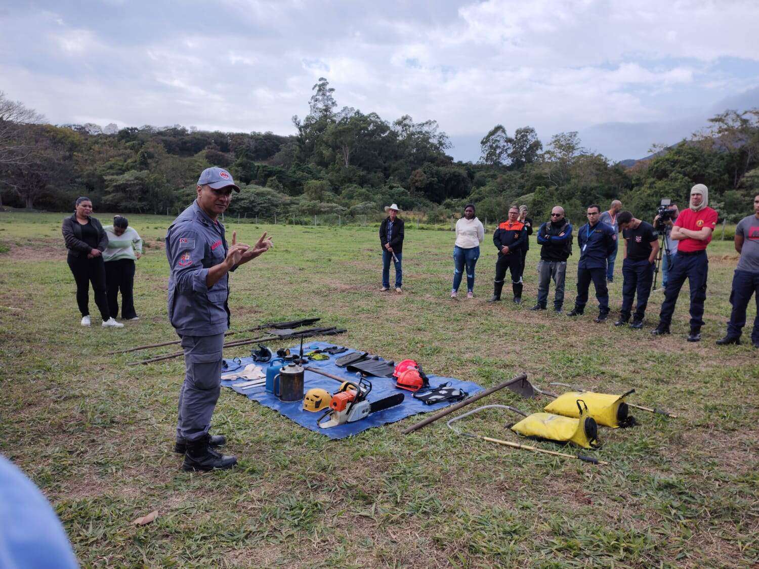 O curso de combate a incêndio em vegetação é oferecido anualmente na Fazenda Ermida para pessoas inscritas / Nathália Sousa