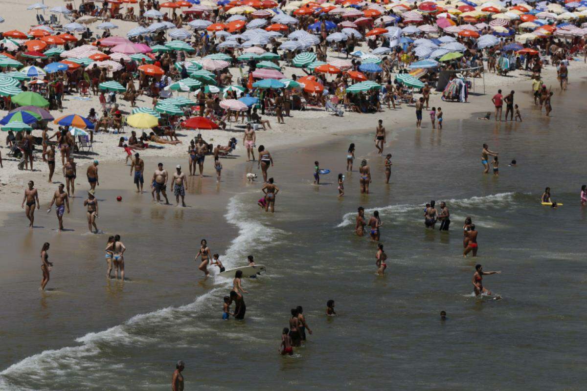 O relator da PEC, Flávio Bolsonaro, afirma que dizer que praias serão privatizadas é 'fake news'