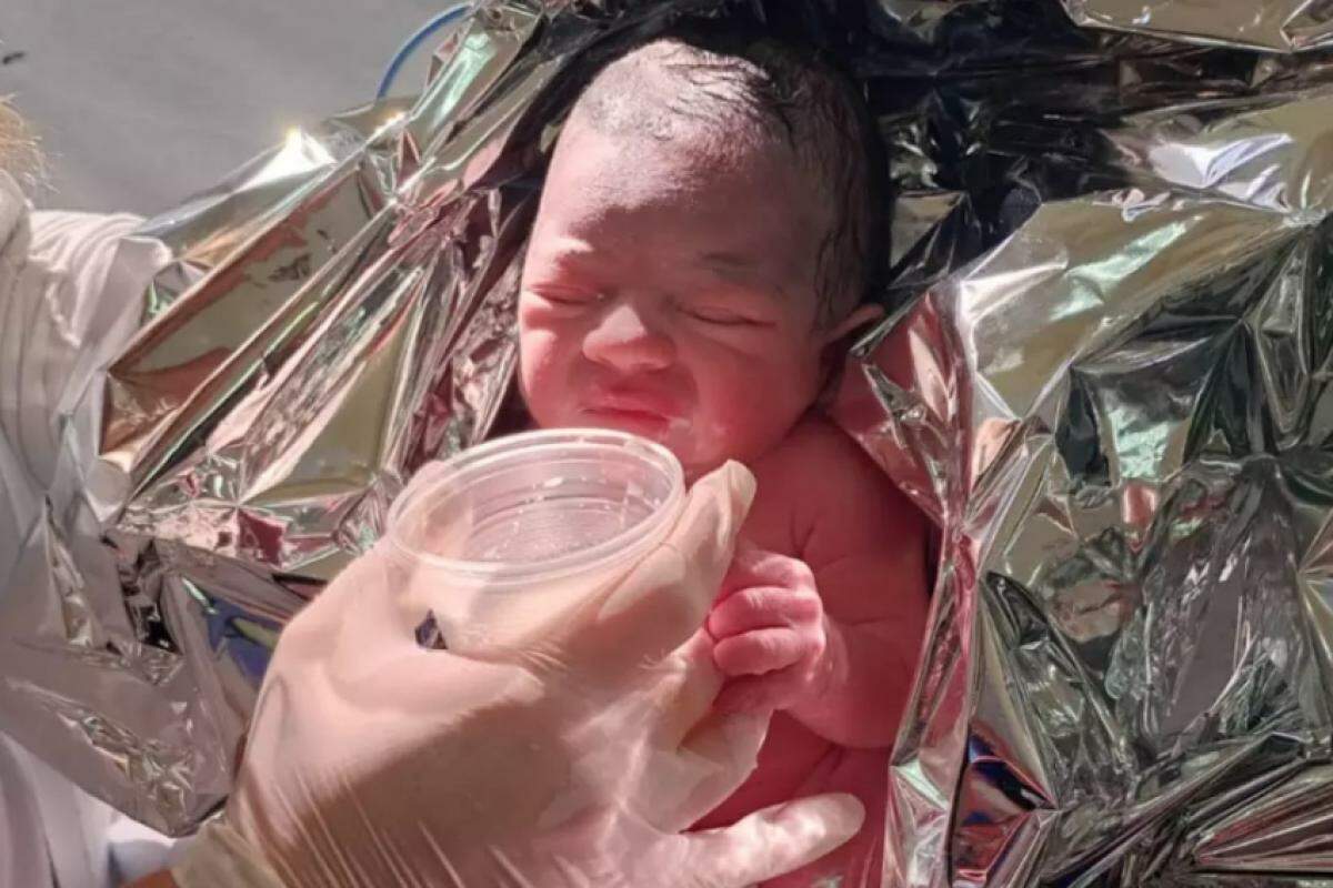 Bebê foi encontrada dentro de uma caixa de papelão