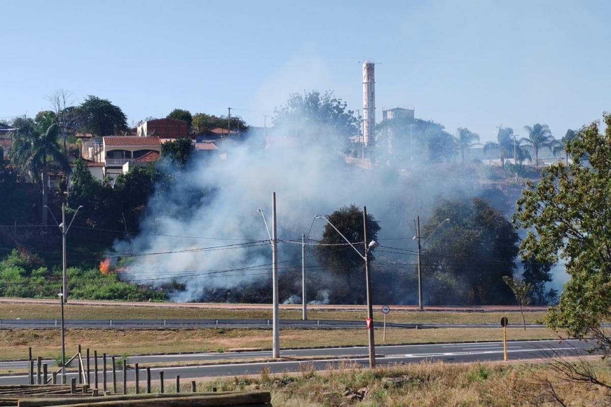 Fogo em mato se alastrou pela Nações Norte na segunda (24)