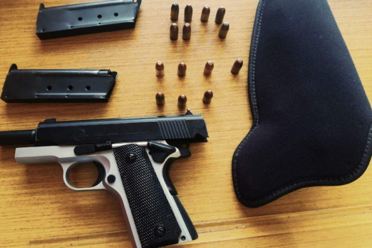A pistola e as munições foram apresentadas no Plantão Policial
