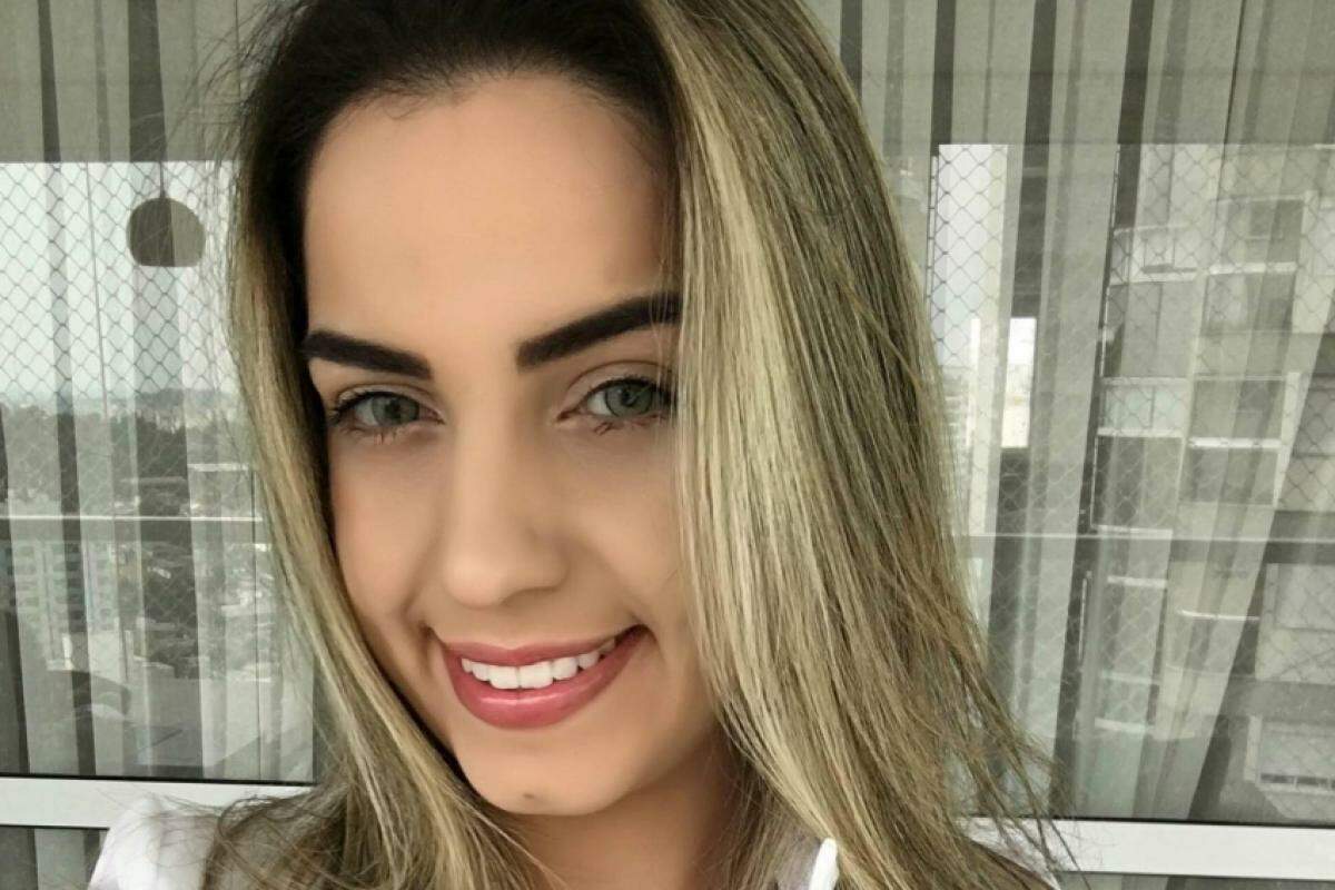 A influencer chegou ao local em uma BMW branca acompanhada do marido e da advogada.