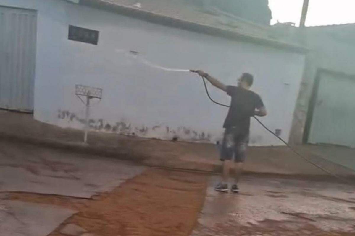 No último sábado, 15, vizinhos se reuniram para lavar a rua e amenizar a poeira da rua em suas residências