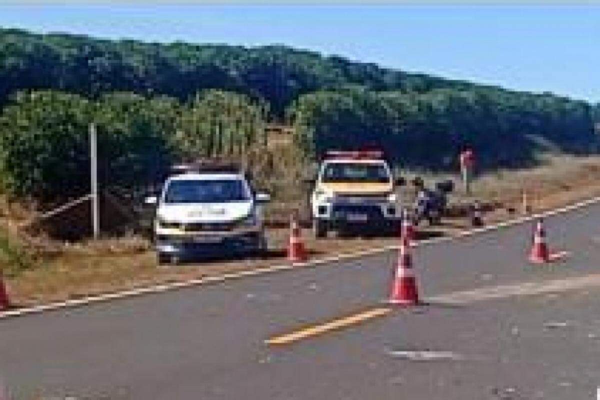 Policiais no local do acidente na Rodovia Felipe Calixto