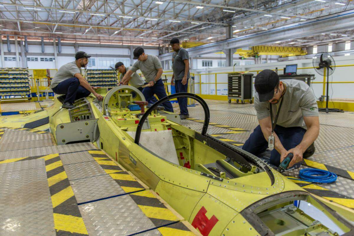 Trabalhadores brasileiros na montagem do Gripen em Gavião Peixoto