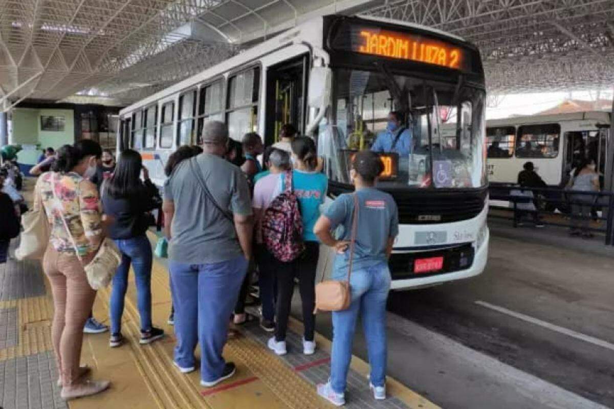 Fila para embarque em ônibus no terminal central Ayrton Senna, em Franca