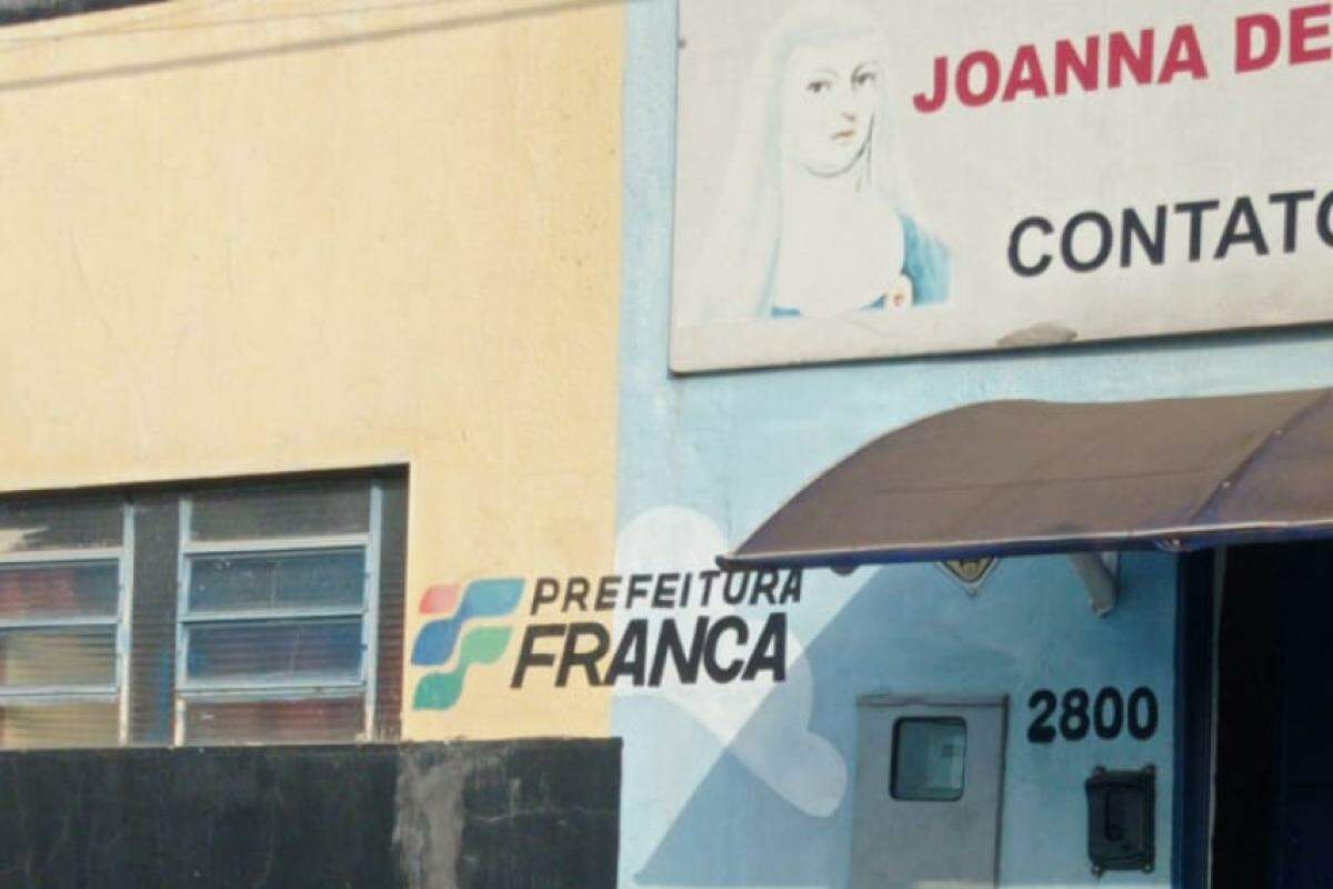 Fachada do CCI 'Joanna De Ângelis' ainda exibe logo da Prefeitura de Franca
