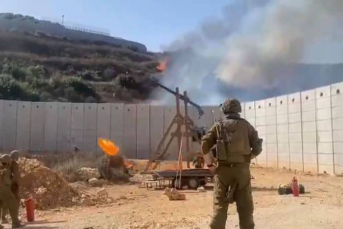 Soldados de Israel usam catapulta com carga incendiária contra o Líbano