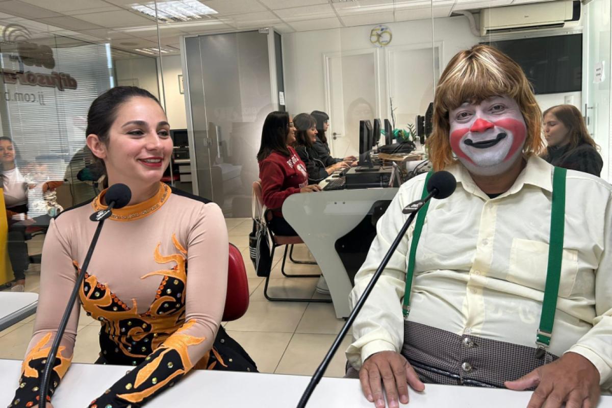A acrobata Jéssica Pinheiro e o palhaço Xerebebel, feito por Ailton Cidinei, falaram sobre a paixão pelo circo