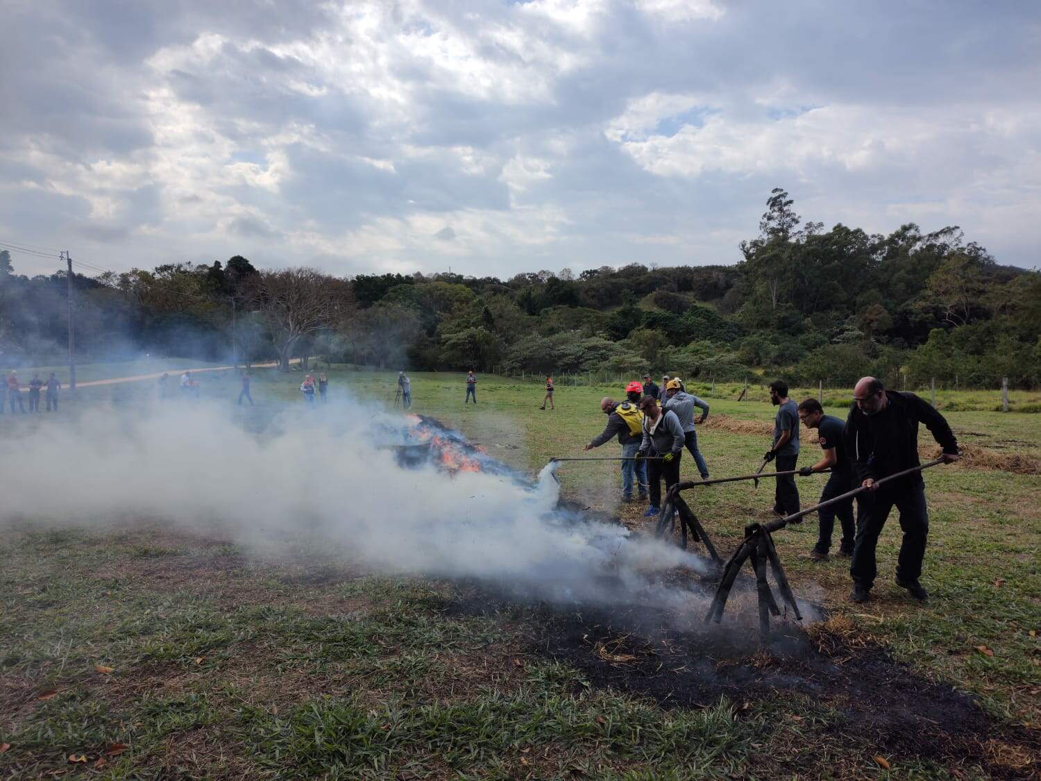 O curso de combate a incêndio em vegetação é oferecido anualmente na Fazenda Ermida para pessoas inscritas / Nathália Sousa