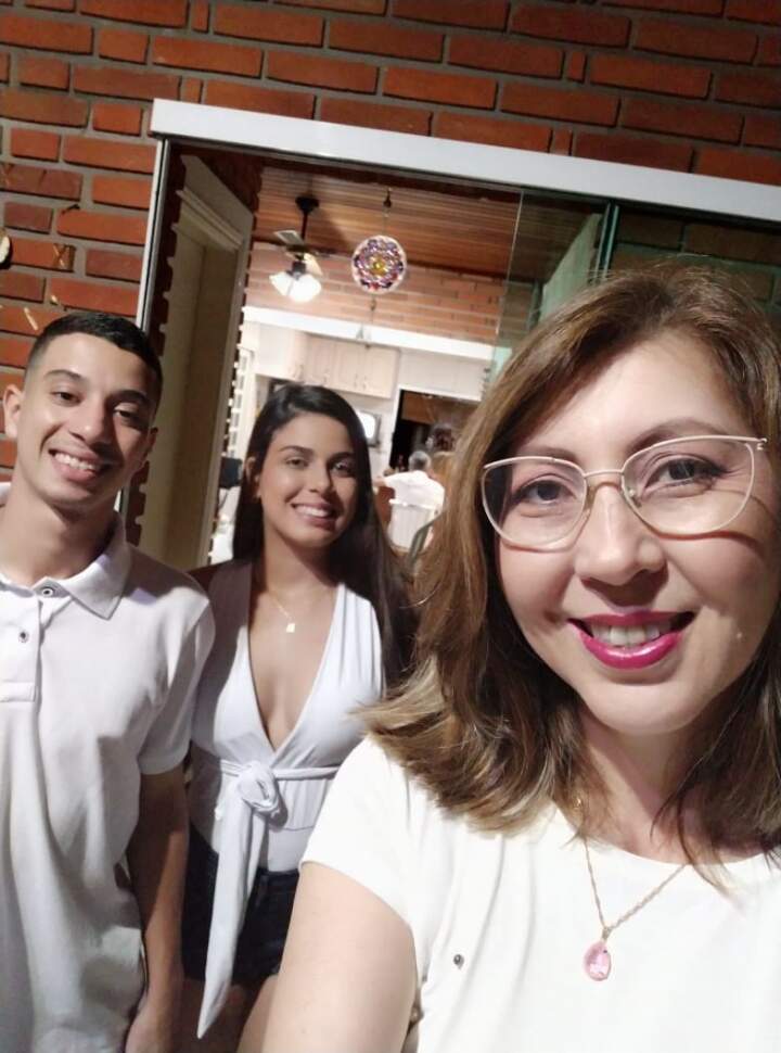 Ângela ao lado de seus filhos Rafael e Tamie (crédito: Arquivo Pessoal)