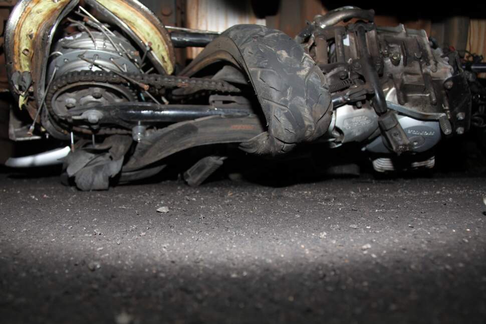 Moto ficou presa embaixo de caminhão após acidente; veículo parou vários metros à frente (crédito: Douglas Willian)