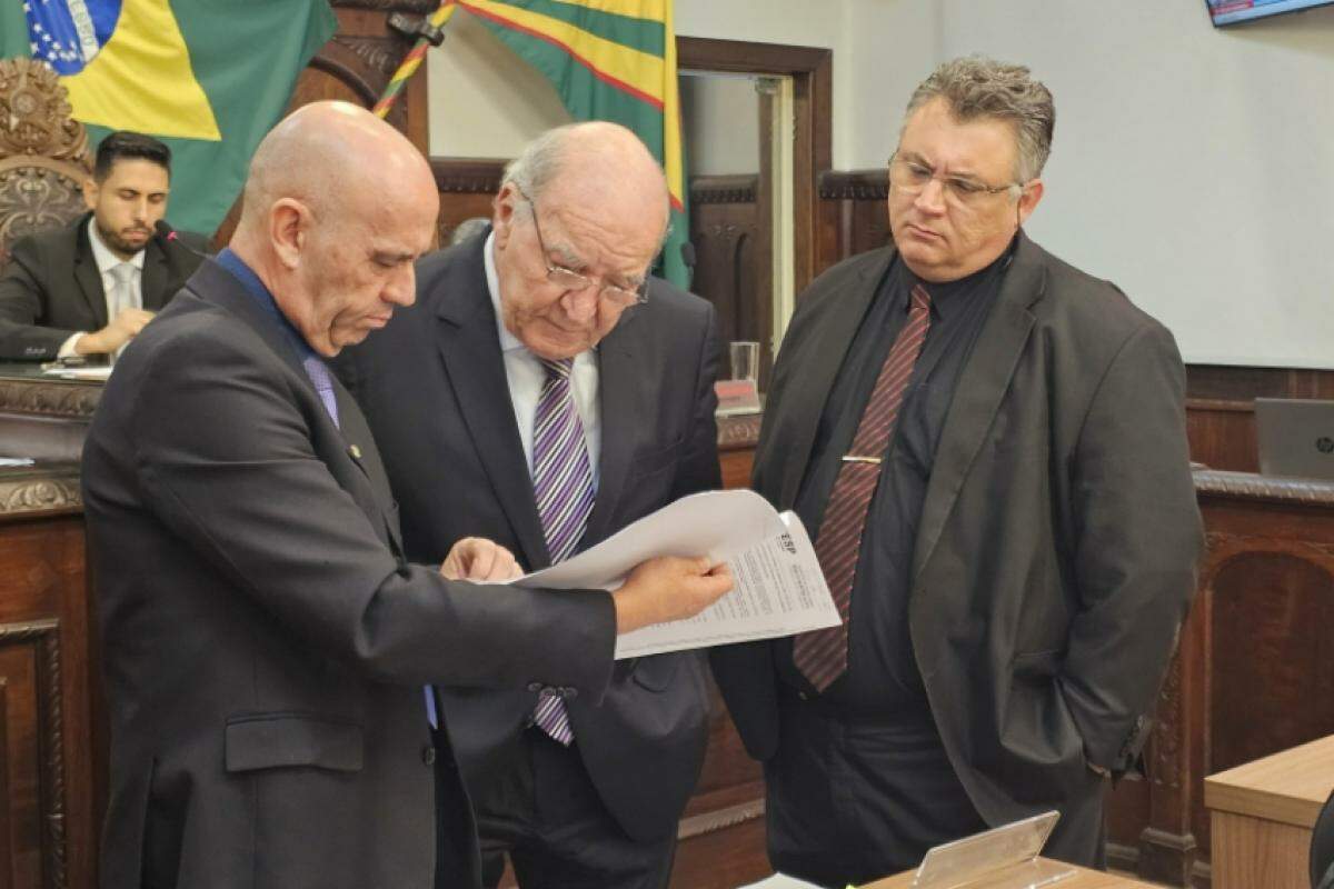 Da esquerda à direita, os vereadores Coronel Meira (Novo), José Roberto Segalla (União Brasil) e Eduardo Borgo (Novo), trio que assina o projeto aprovado ontem