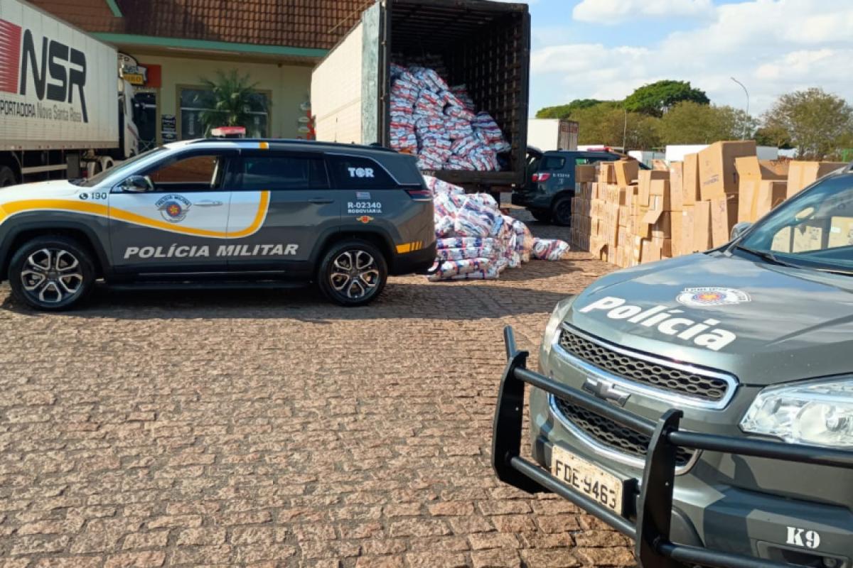 As equipes encontraram 58 caixas com tijolos de maconha e 32 caixas contendo equipamentos eletrônicos, como celulares, além de cigarros