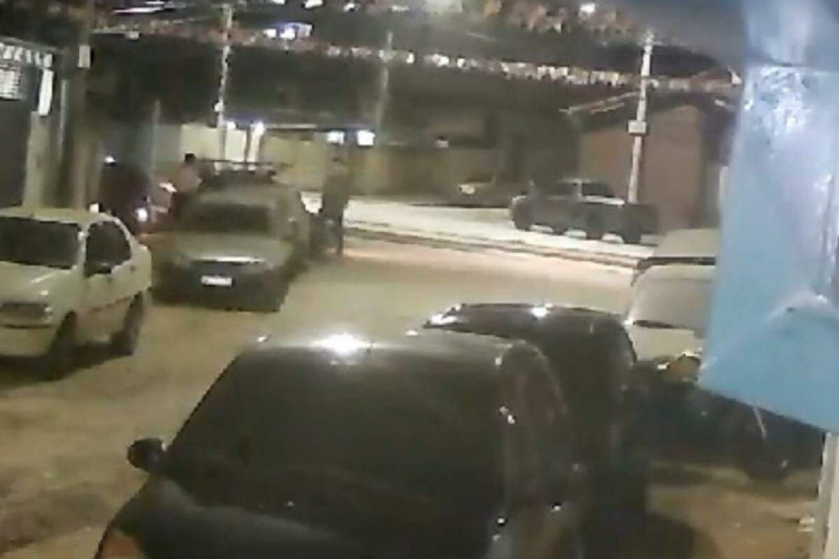Imagem de vídeo mostra Jéssica [blusa clara] e o matador que se aproxima de bicicleta