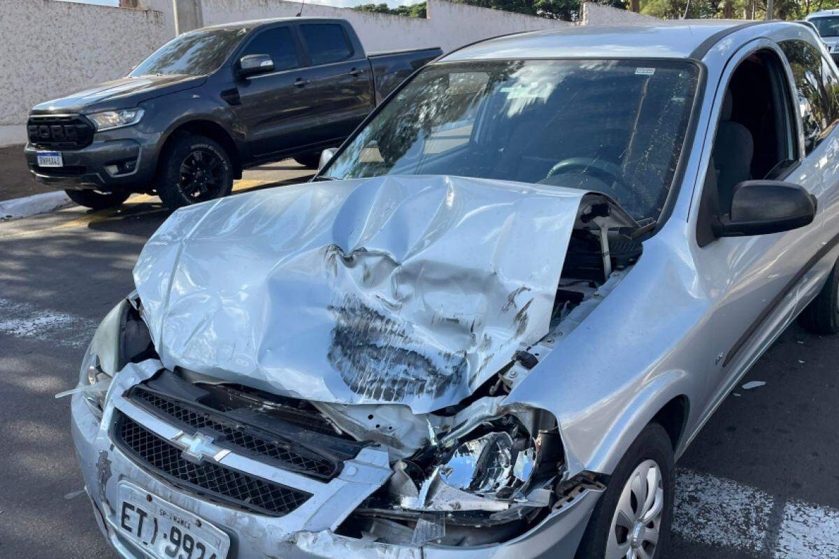 Carro tem frente destruída em batida na avenida Presidente Vargas