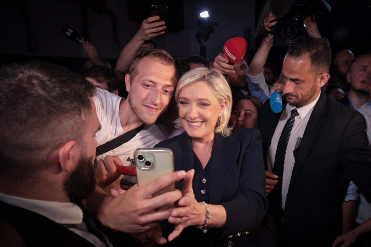 Derrotada por Macron no segundo turno das eleições presidenciais de 2017 e 2022, Marine Le Pen, do RN, lidera as pesquisas para o pleito de 2027