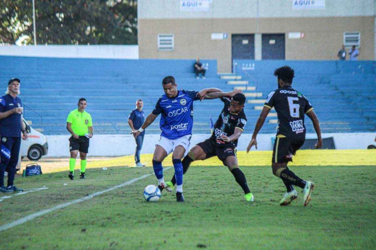 Lance do jogo entre São José e Água Santa