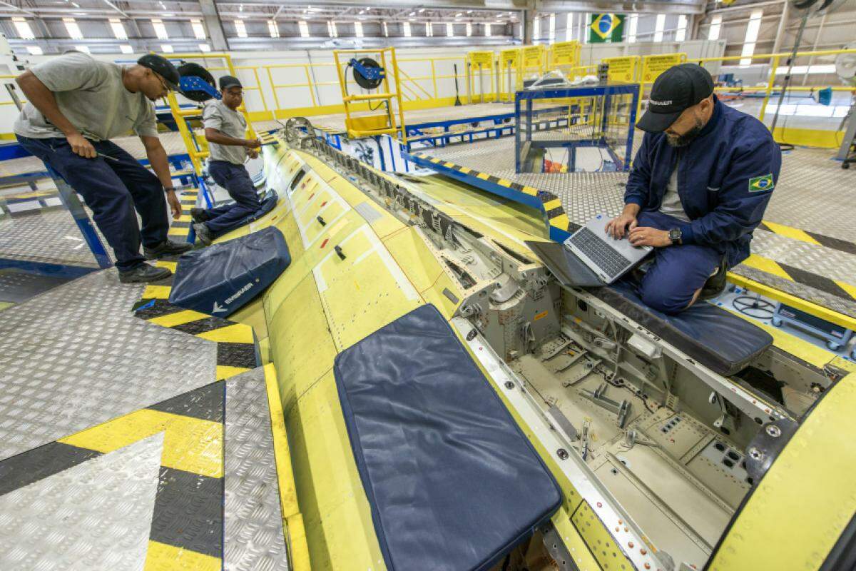 Linha de produção do Gripen na fábrica da Embraer