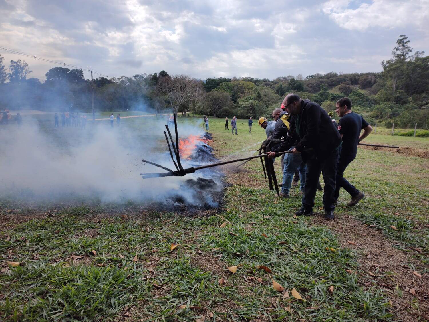 O curso de combate a incêndio em vegetação é oferecido anualmente na Fazenda Ermida para pessoas inscritas / Nathália Sousa